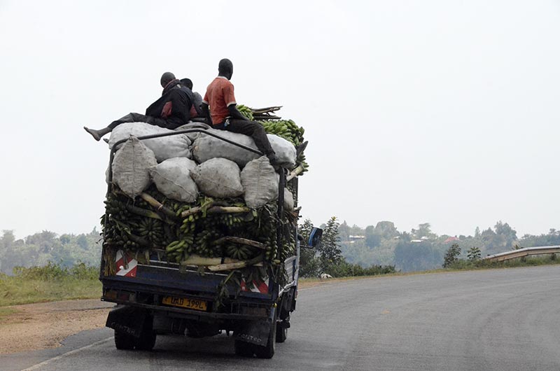 11 - Uganda - camion cargado